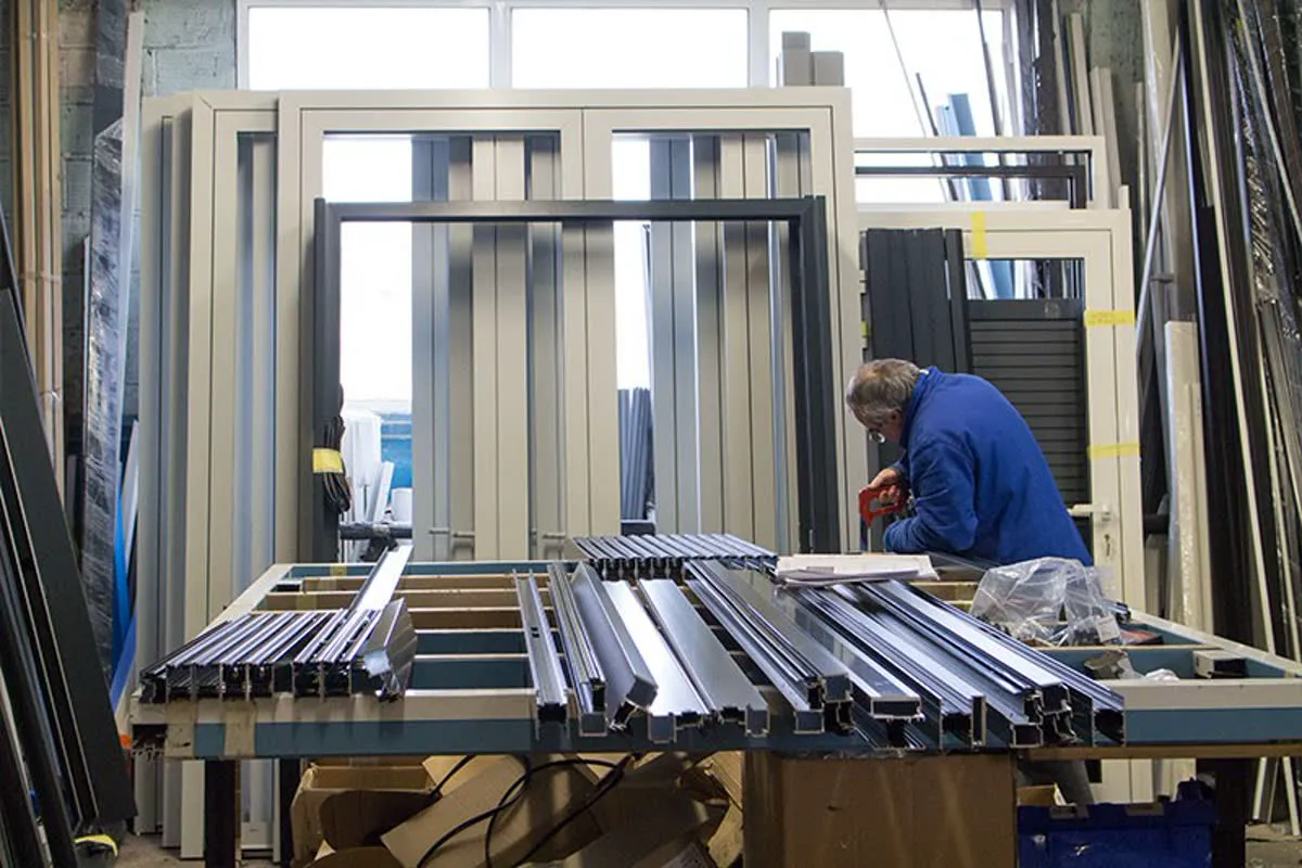 Atelier des Compagnons Métalliers : châssis métalliques en cours de fabrication