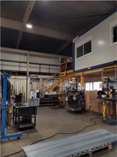 Atelier des Compagnons Métalliers, vue d'ensemble des machines